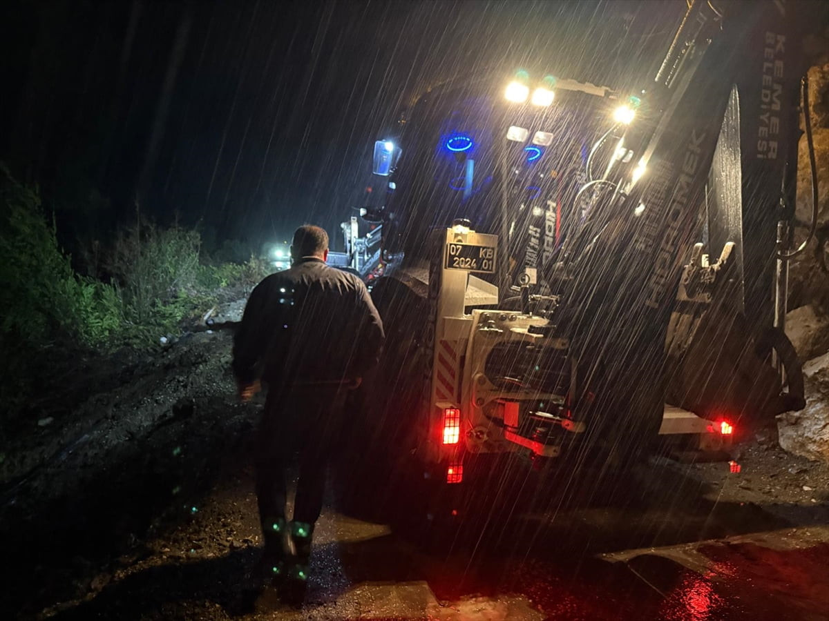 Antalya'nın Kemer ilçesindeki sağanakta istinat duvarının çökmesi sonucu araçta mahsur kalan 4...