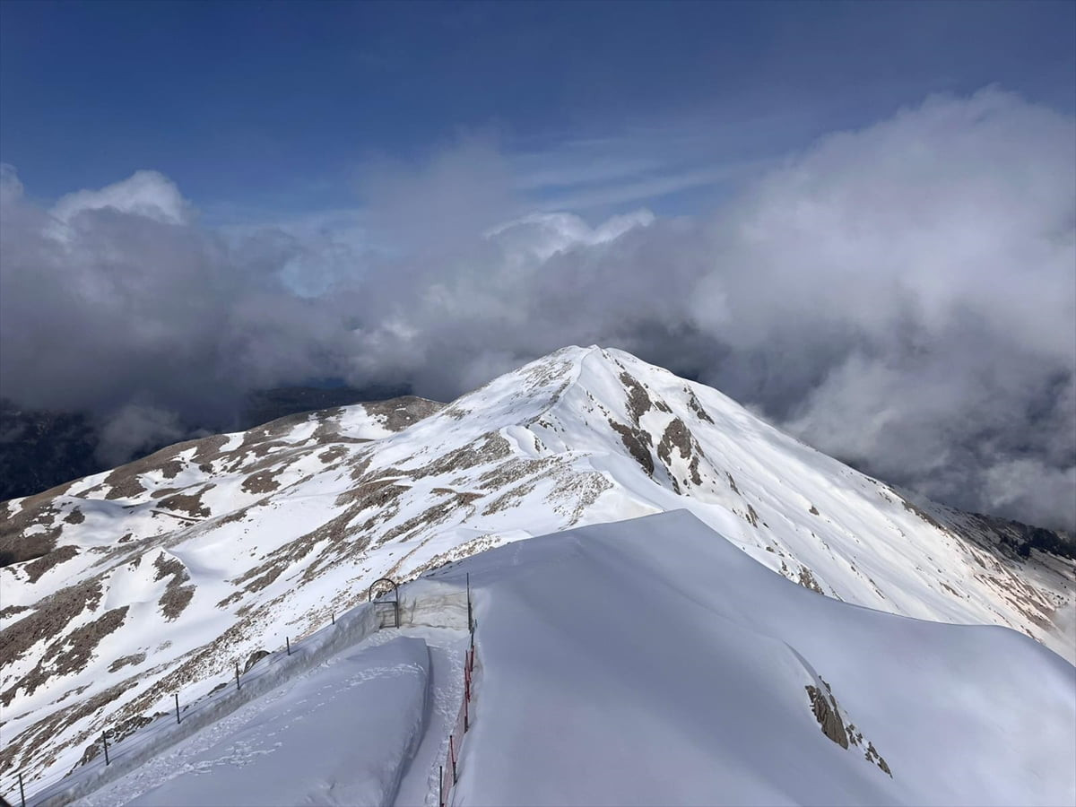 Antalya'nın Kemer ilçesindeki Tahtalı Dağı'nın zirvesinde kar yağışı etkili oldu. Dün akşam...