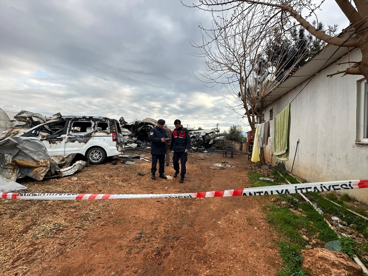 Antalya'nın Kepez ilçesi Gaziler Mahallesi'nde bir konteynerde çıkan yangında anne ve 5 çocuğu...