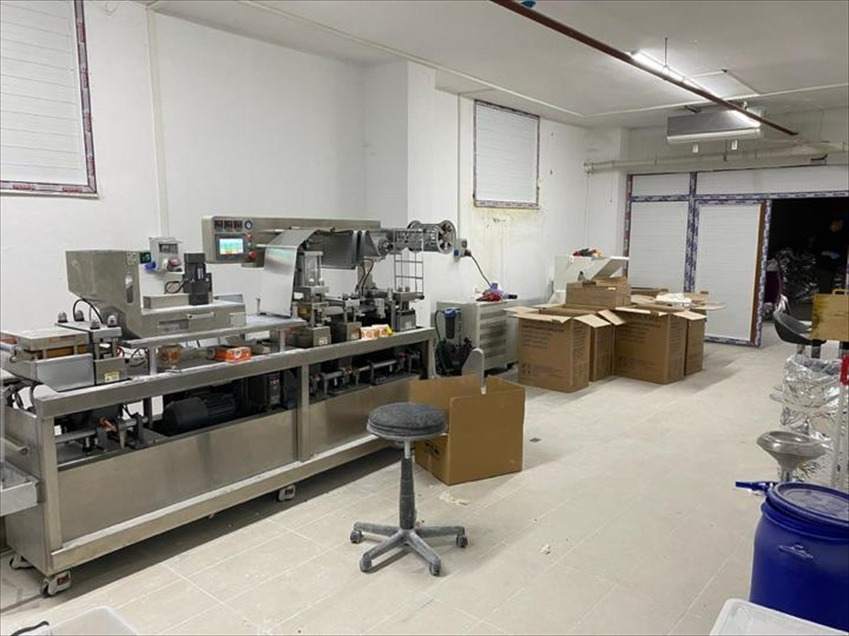 Antalya'nın Kepez ilçesinde 1 milyon 888 bin 830 uyuşturucu hap ele geçirildi. 3 şüpheli...