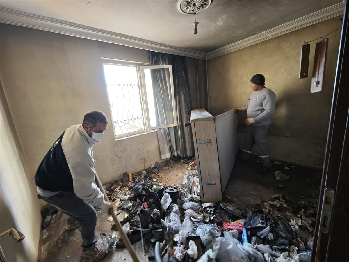 Antalya'nın Kepez ilçesinde belediye ekiplerince temizlenen evden, bir kamyon çöp çıkarıldı.