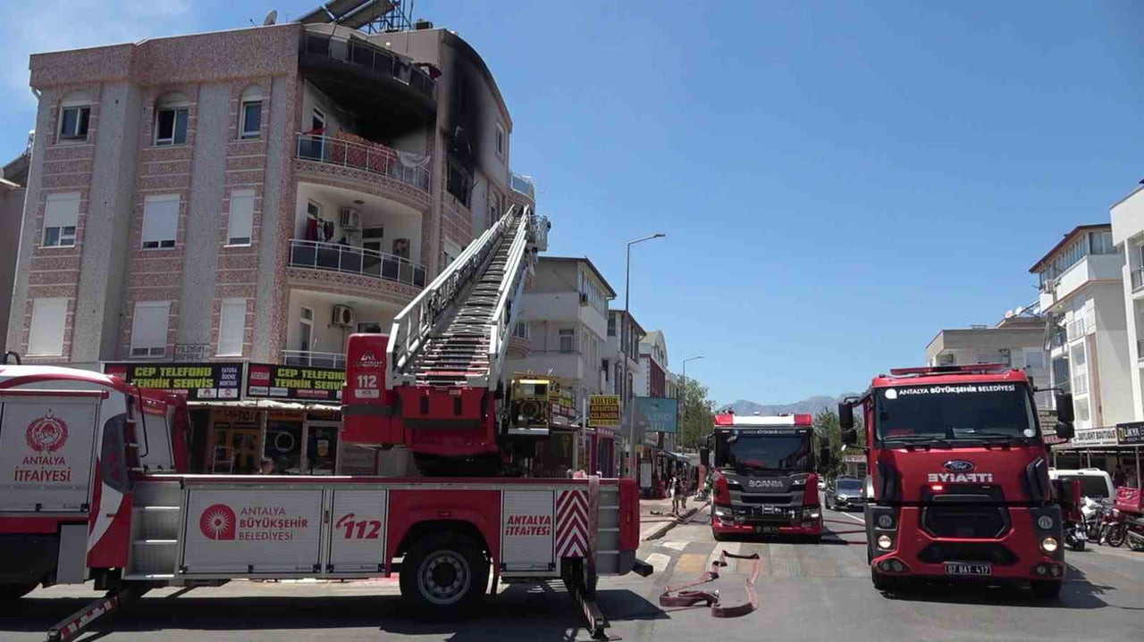 ANTALYA'NIN KEPEZ İLÇESİNDE BİR APARTMANIN EN ÜST KATINDA YANGIN ÇIKTI