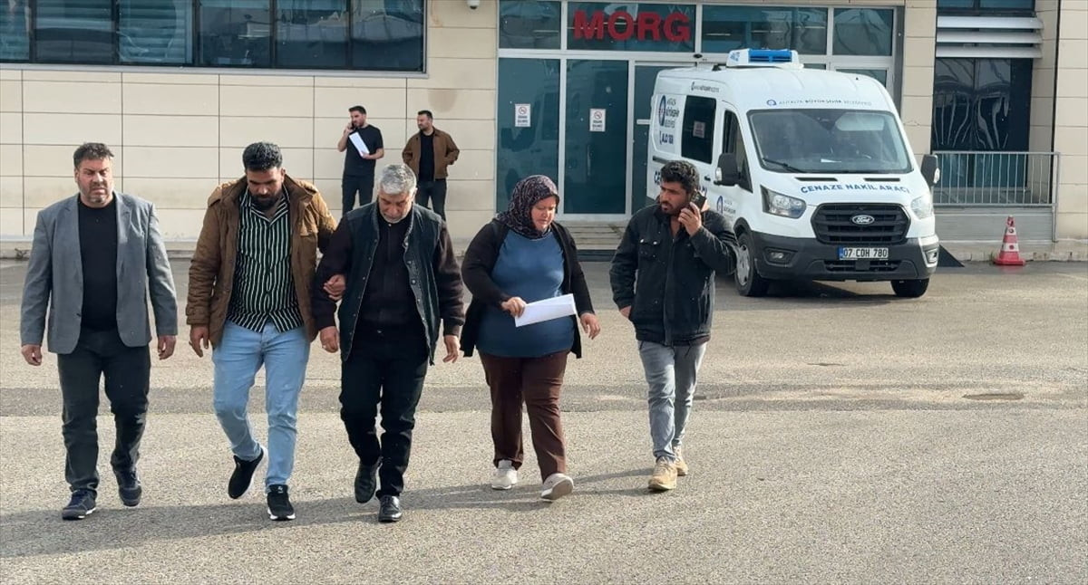 Antalya'nın Kepez ilçesinde bir konteynerde çıkan yangında ölen yabancı uyruklu anne ve 5...