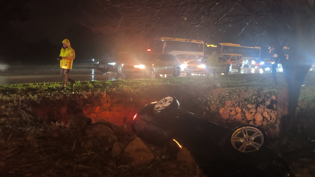 Antalya'nın Kepez ilçesinde bir otomobilin refüjde bulunan çukura düşmesi sonucu 3 kişi...