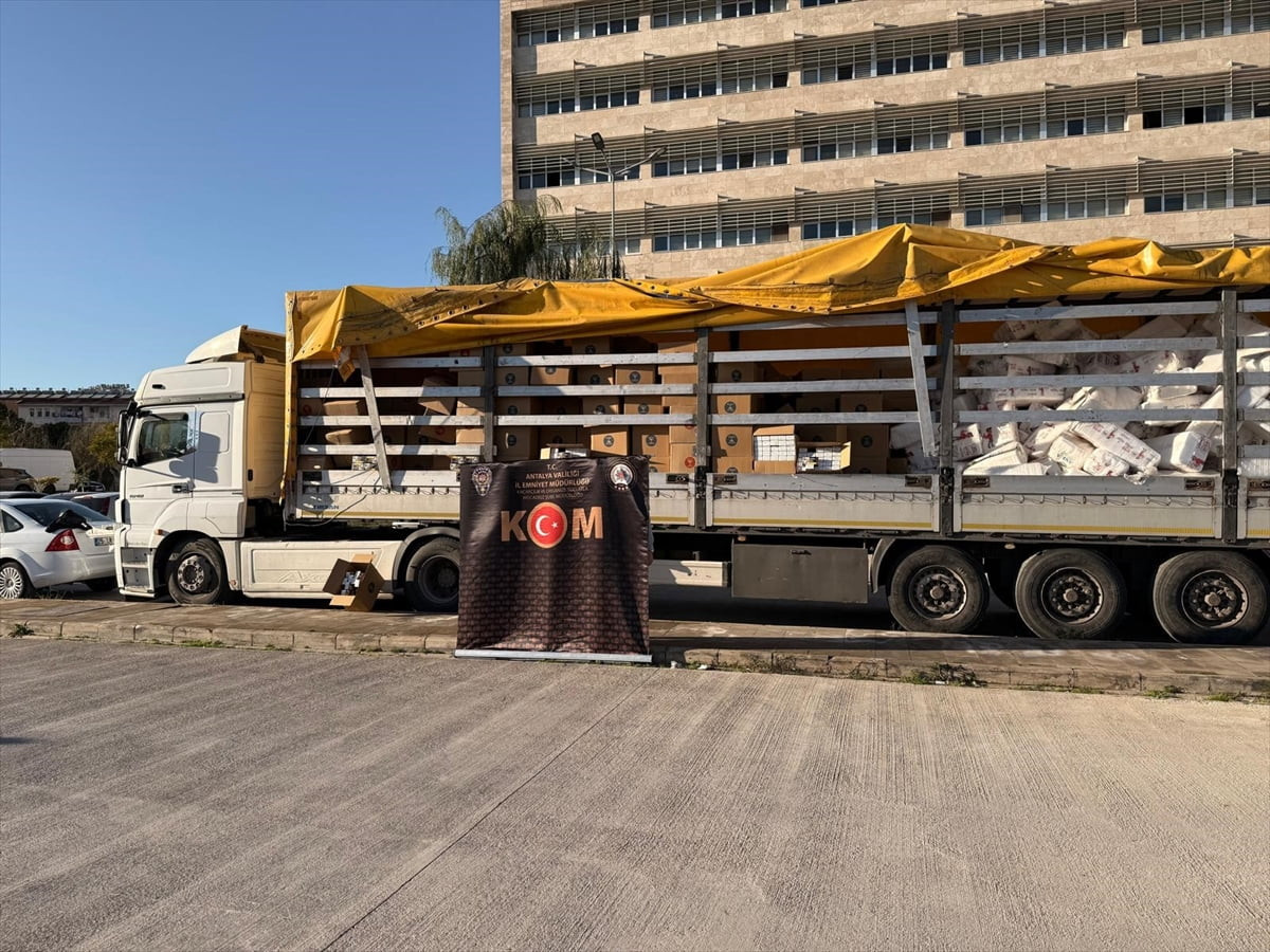 Antalya'nın Kepez ilçesinde bir tırın dorsesinde 7 milyon 440 bin makaron (filtreli sigara kağıdı)...