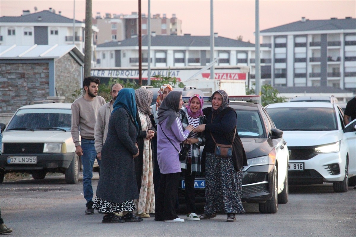Antalya'nın Kepez ilçesinde cinnet getiren polis memuru eşini ve 2 çocuğunu silahla vurarak...