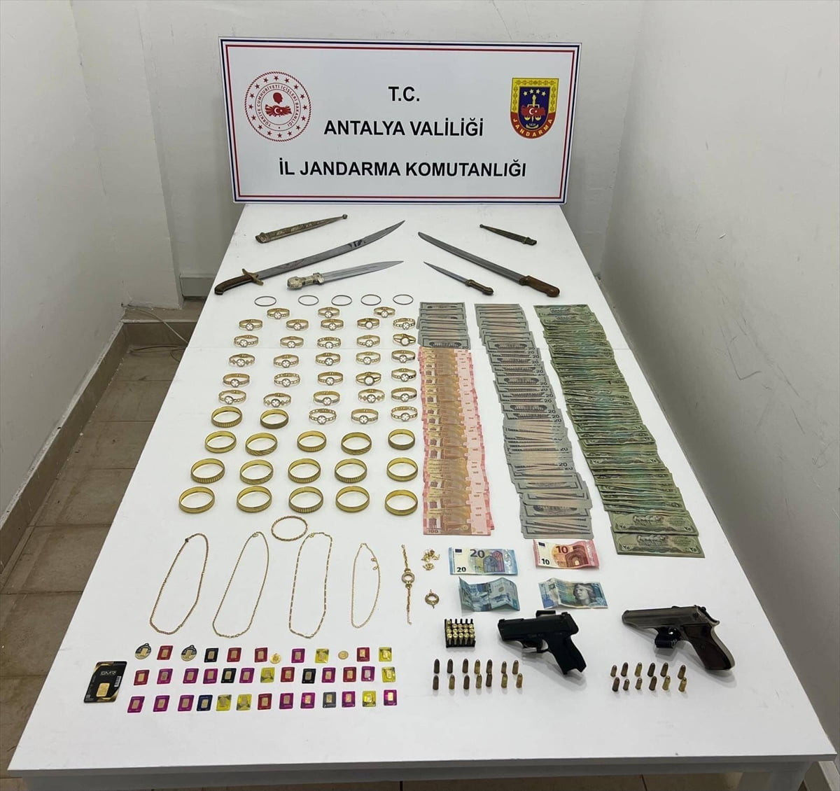 Antalya'nın Kepez ilçesinde düzenlenen sahte altın operasyonunda 2 şüpheli gözaltına alındı....