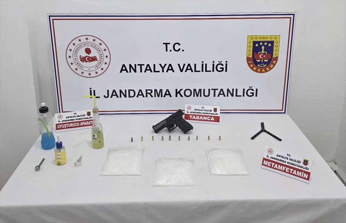 Antalya'nın Kepez ilçesinde düzenlenen uyuşturucu operasyonunda 2 şüpheli gözaltına...