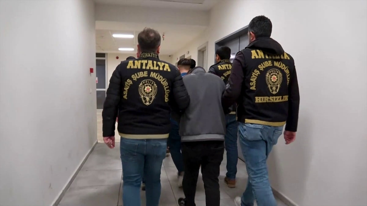 Antalya'nın Kepez ilçesinde farklı adreslerden klima dış ünitelerini çaldıkları belirlenen 3...