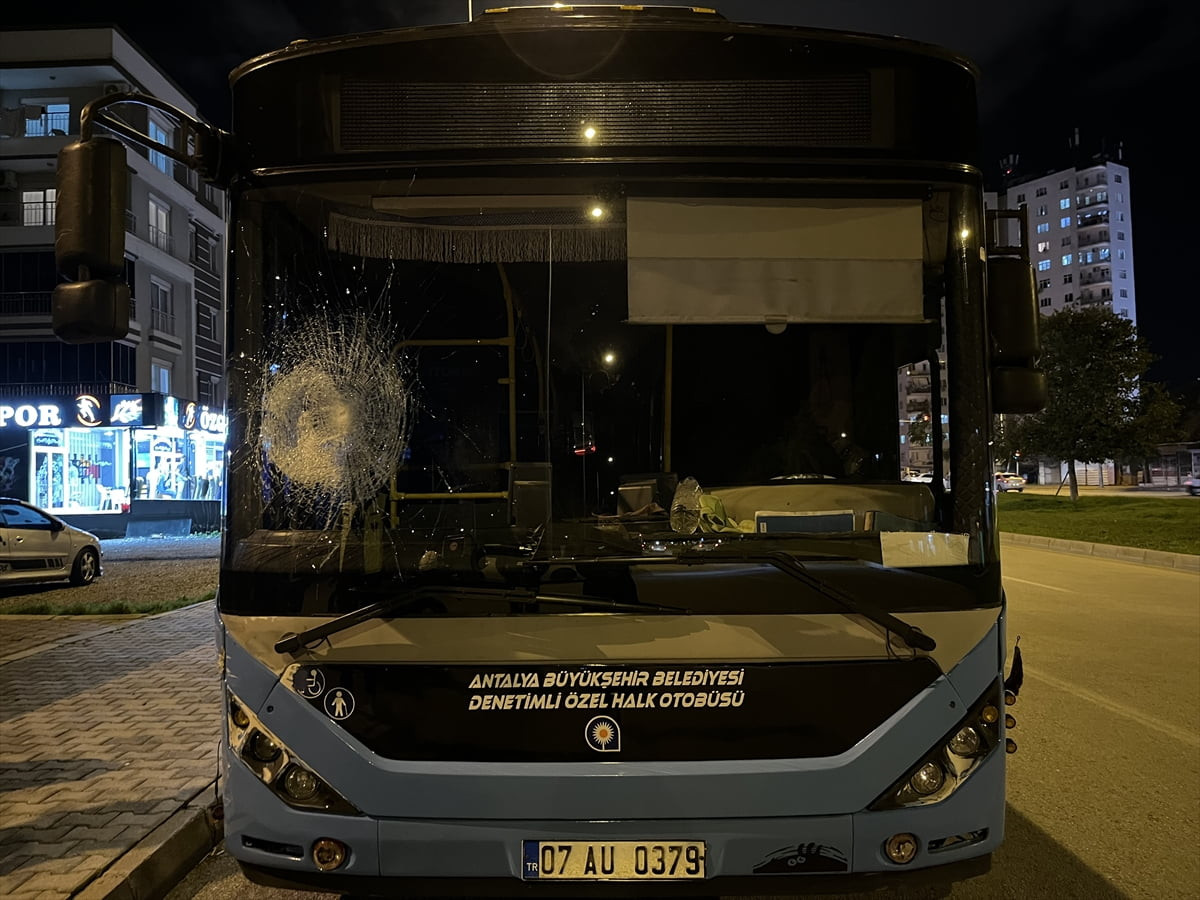 Antalya'nın Kepez ilçesinde halk otobüsünün araç ve yayalara çarpması sonucu 5 kişi yaralandı. Öte...