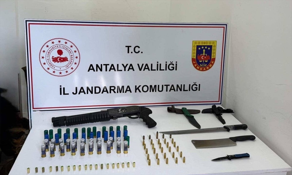 Antalya'nın Kepez ilçesinde jandarma ekiplerince düzenlenen operasyonda 1 yarı otomatik ruhsatsız...