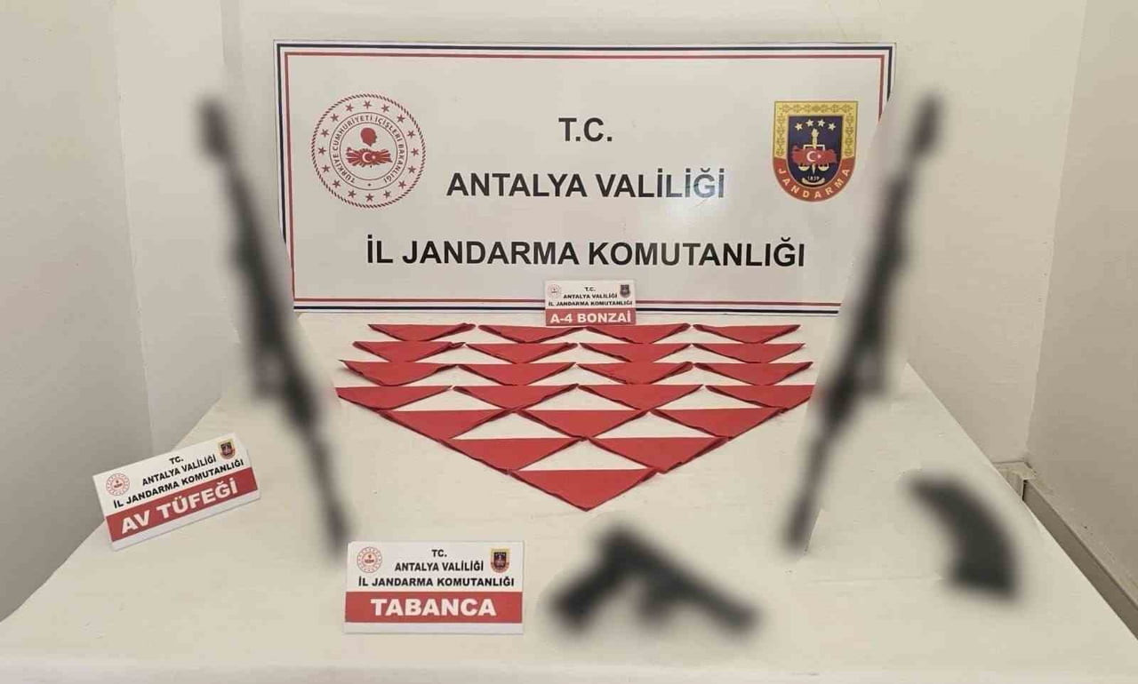 ANTALYA'NIN KEPEZ İLÇESİNDE JANDARMA EKİPLERİNCE DÜZENLENEN UYUŞTURUCU OPERASYONUNDA SENTETİK...