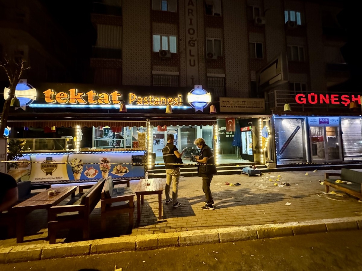 Antalya'nın Kepez ilçesinde pastanede çıkan silahlı kavgada 2 kişiyi öldüren şüpheli intihar...