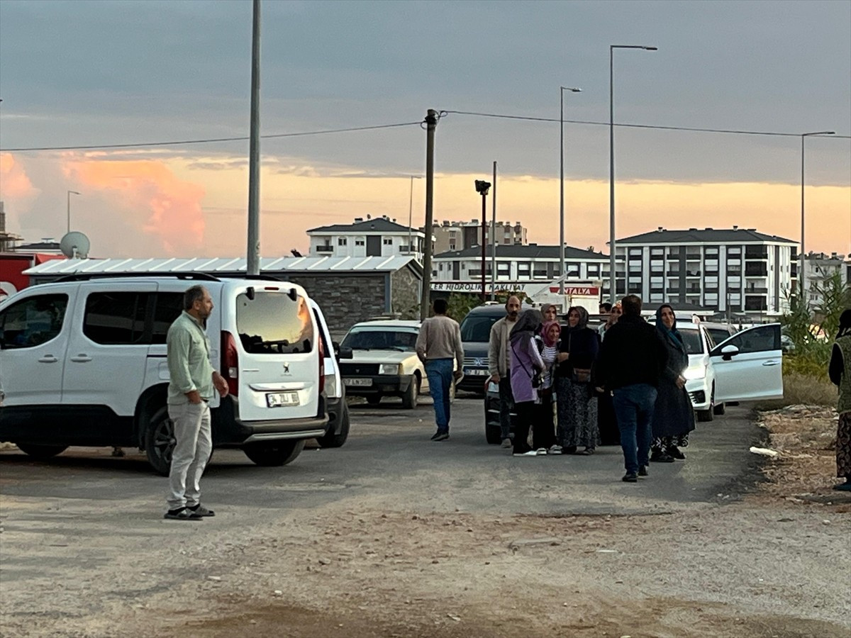 Antalya'nın Kepez ilçesinde polis memuru, eşini ve 2 çocuğunu silahla vurarak öldürdü.