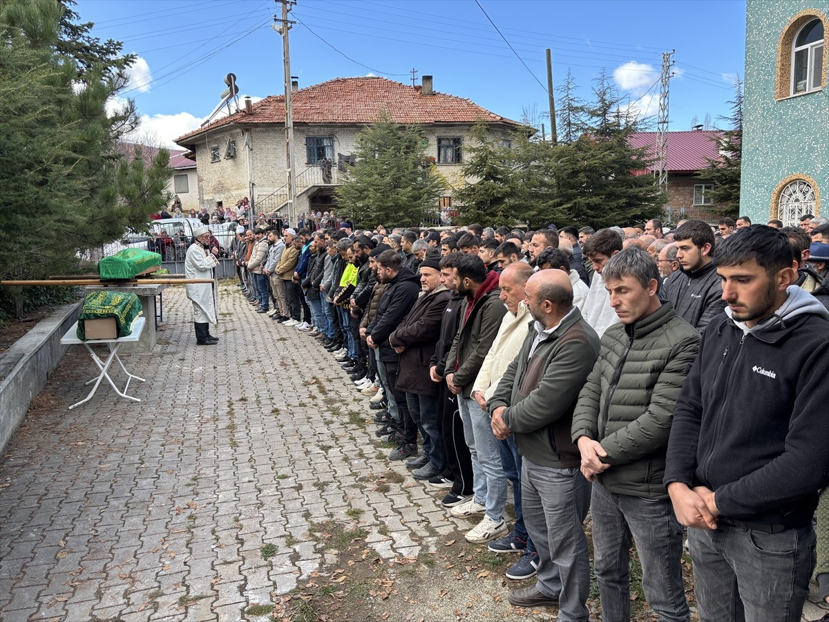 Antalya'nın Kepez ilçesinde polis memurunun silahla öldürdüğü eşi ile 2 çocuğunun cenazesi...