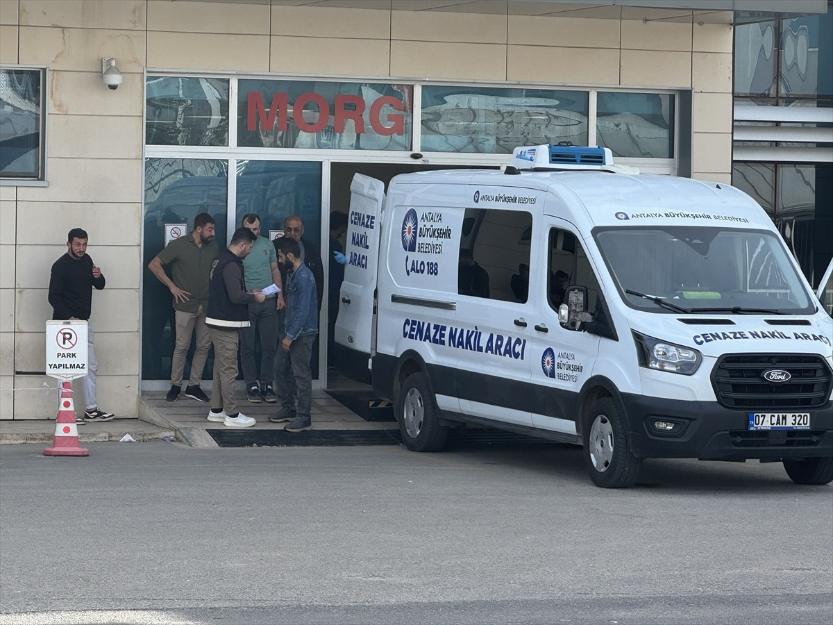 Antalya'nın Kepez ilçesinde polis memurunun silahla öldürdüğü eşi ve 2 çocuğunun cenazeleri...