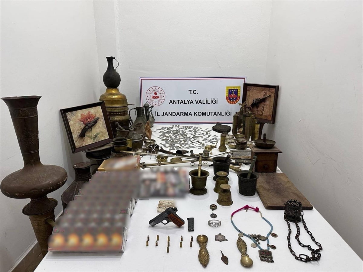 Antalya'nın Kepez ilçesinde, tarihi eser niteliğinde olduğu değerlendirilen 457 sikke, 58 parça...