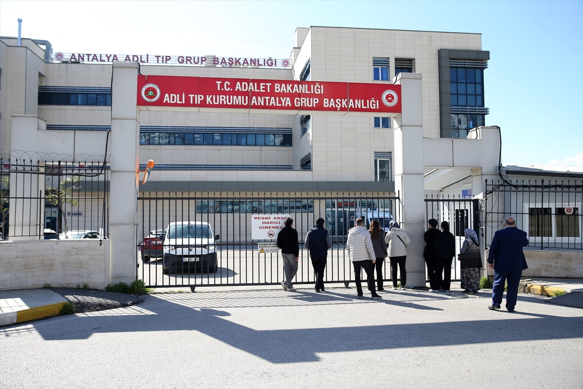 Antalya'nın Kepez ilçesinde teravihe giderken otomobilin çarpması sonucu yaralanan kadın hastanede...