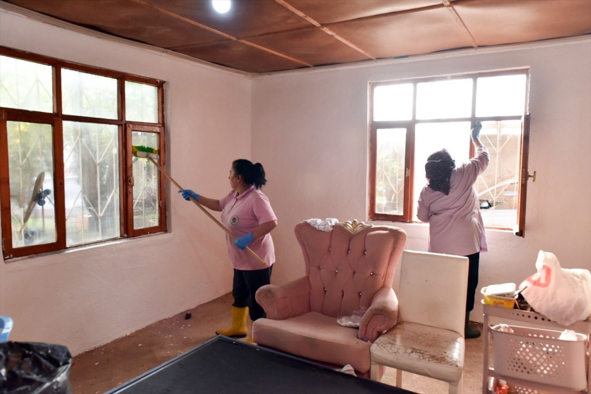 Antalya'nın Kepez ilçesinde yangın nedeniyle hasar gören ev, Kepez Belediyesince onarıldı.