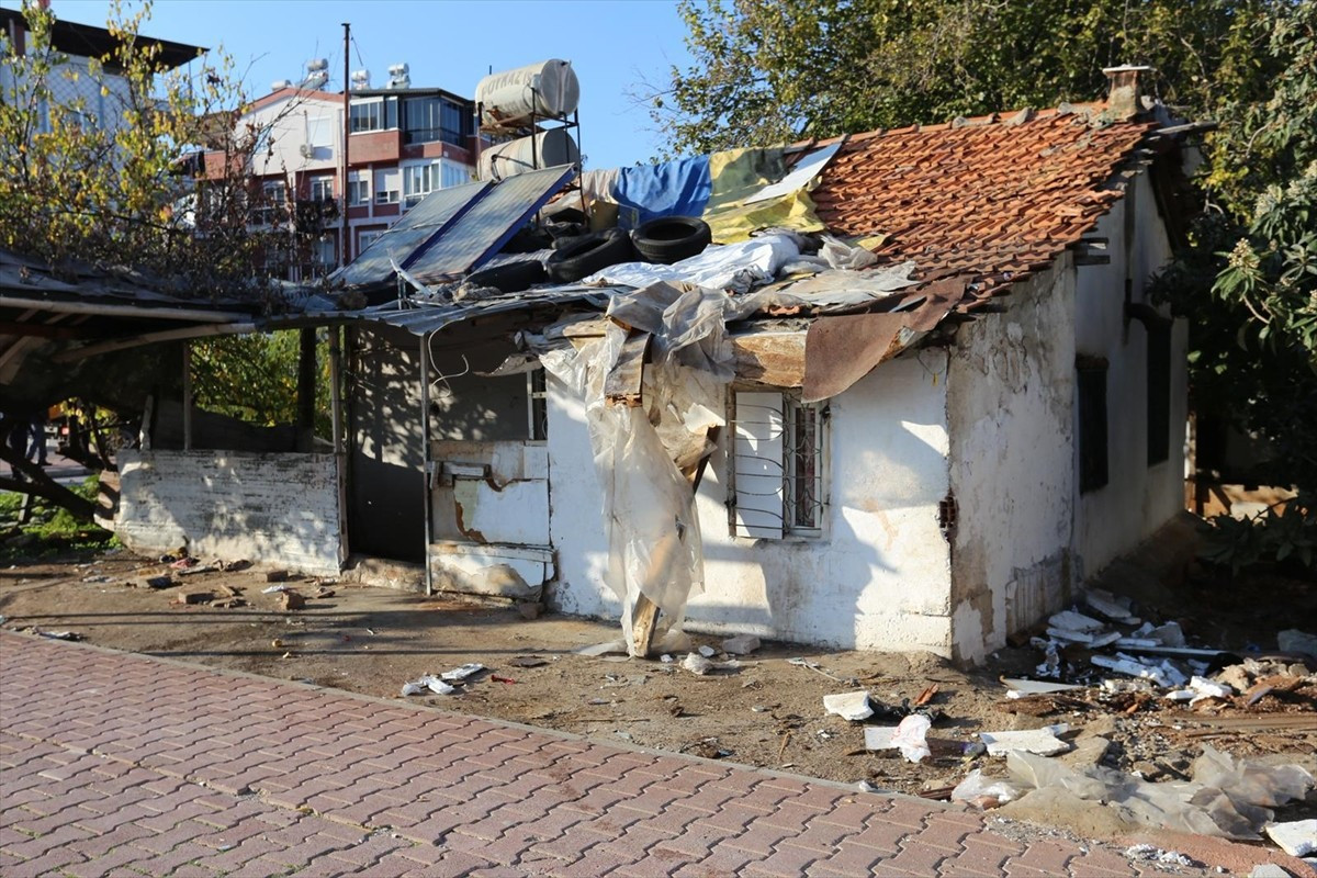 Antalya'nın Kepez ilçesindeki bir ev ve bahçesinden 2 kamyon çöp çıkarıldı. İhbarı değerlendiren...