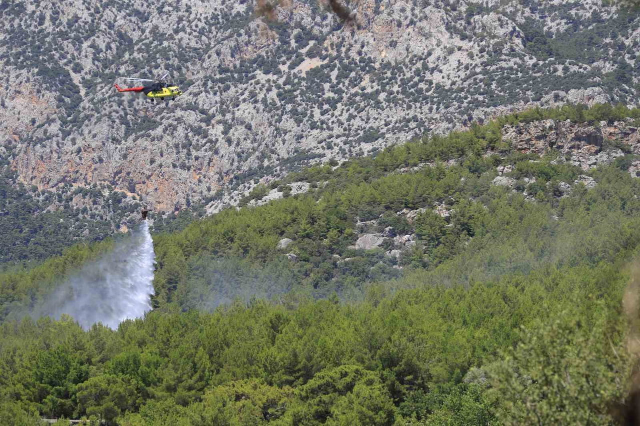 ANTALYA'NIN KONYAALTI İLÇESİ'NE BAĞLI AŞAĞIKARAMAN MAHALLESİ'NDE ORMANLIK ALANDA ÇIKAN YANGIN...