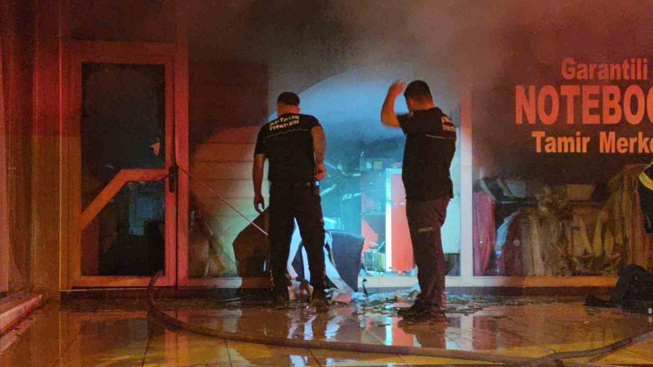 ANTALYA'NIN KONYAALTI İLÇESİNDE BİLGİSAYAR TAMİRİ YAPILAN BİR DÜKKANDA ÇIKAN YANGIN, İTFAİYE...
