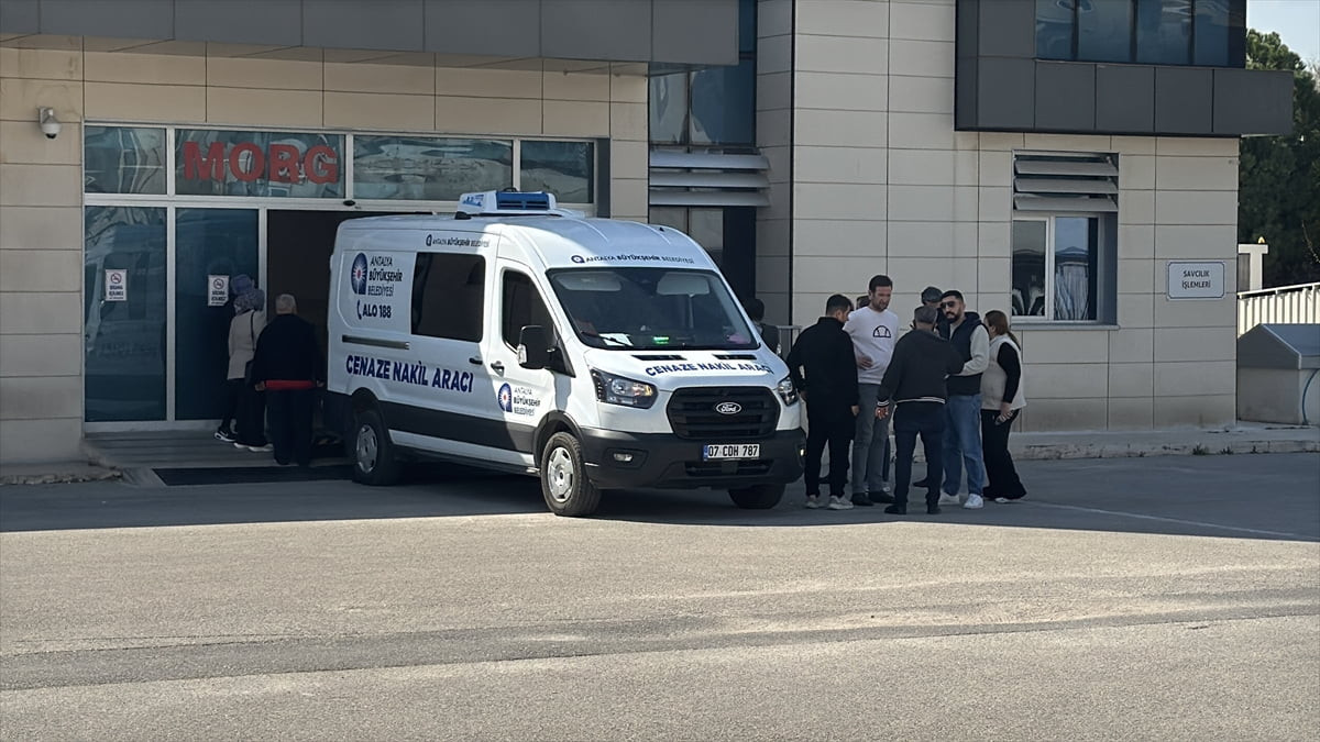Antalya'nın Konyaaltı ilçesinde devrilen motosikletin sürücüsü Murat Çakır yaşamını yitirdi....
