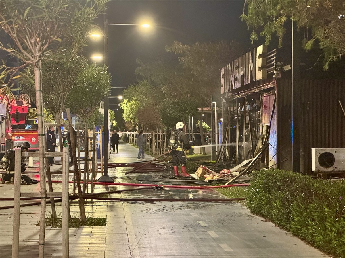 Antalya'nın Konyaaltı ilçesinde sahil bandında bir kafede çıkan yangın itfaiye ekiplerince...