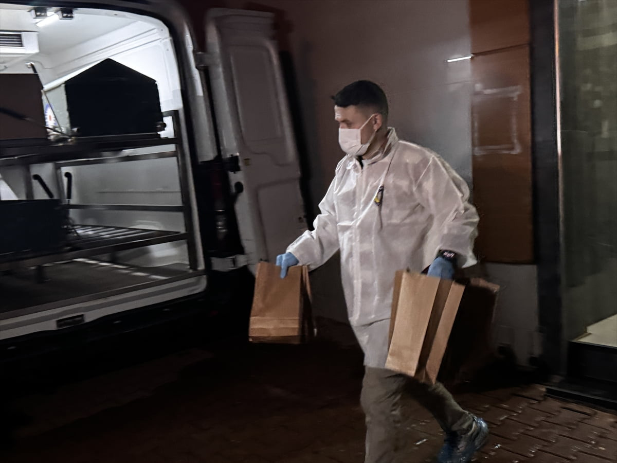 Antalya'nın Konyaaltı ilçesinde, tartıştığı arkadaşı tarafından bıçaklanan kişi öldü. Ekipler...