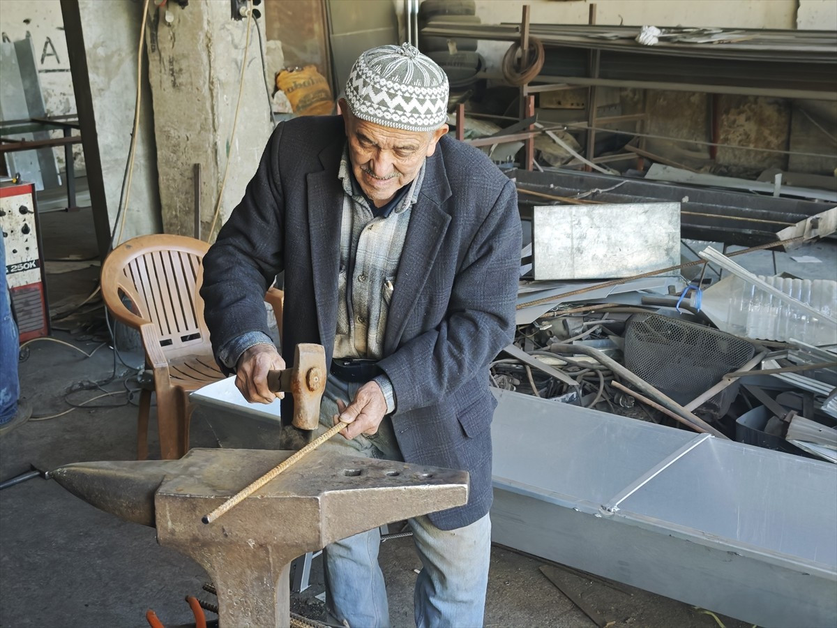 Antalya'nın Korkuteli ilçesinde gençlik yıllarında öğrendiği demircilik zanaatını devam ettiren 77...