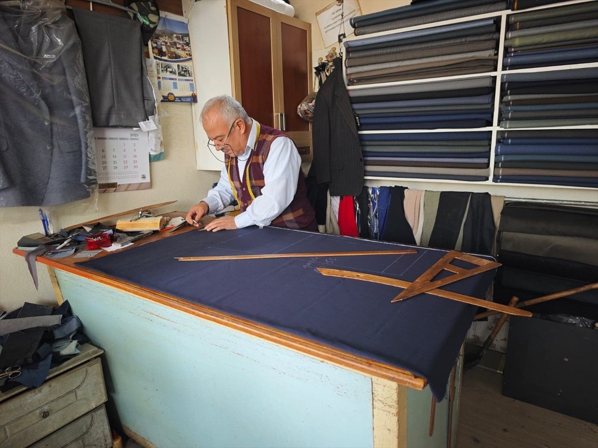 Antalya'nın Korkuteli ilçesinde yaşayan Saadettin Dönmez, 46 yıl önce başladığı terzilik mesleğini...