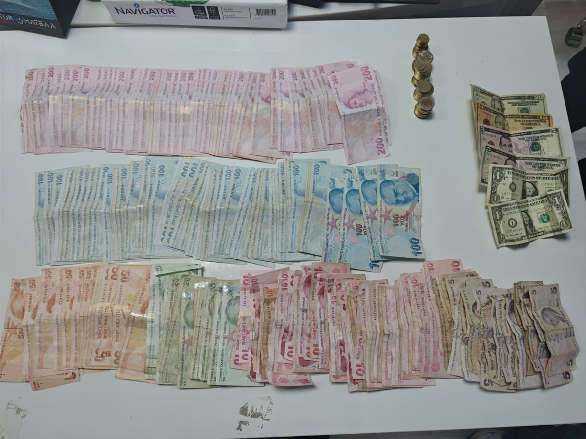 Antalya'nın Korkuteli ilçesinde, zabıta ekiplerince yakalanan bir dilencinin üzerinden 27 bin 356...