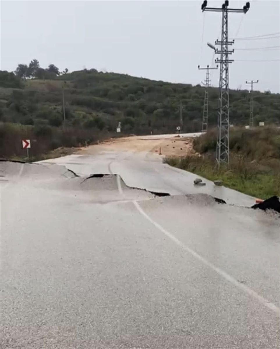 Antalya'nın Kumluca ilçesinde heyelan meydana geldiği bildirildi. Seylemit mevkisinde meydana...