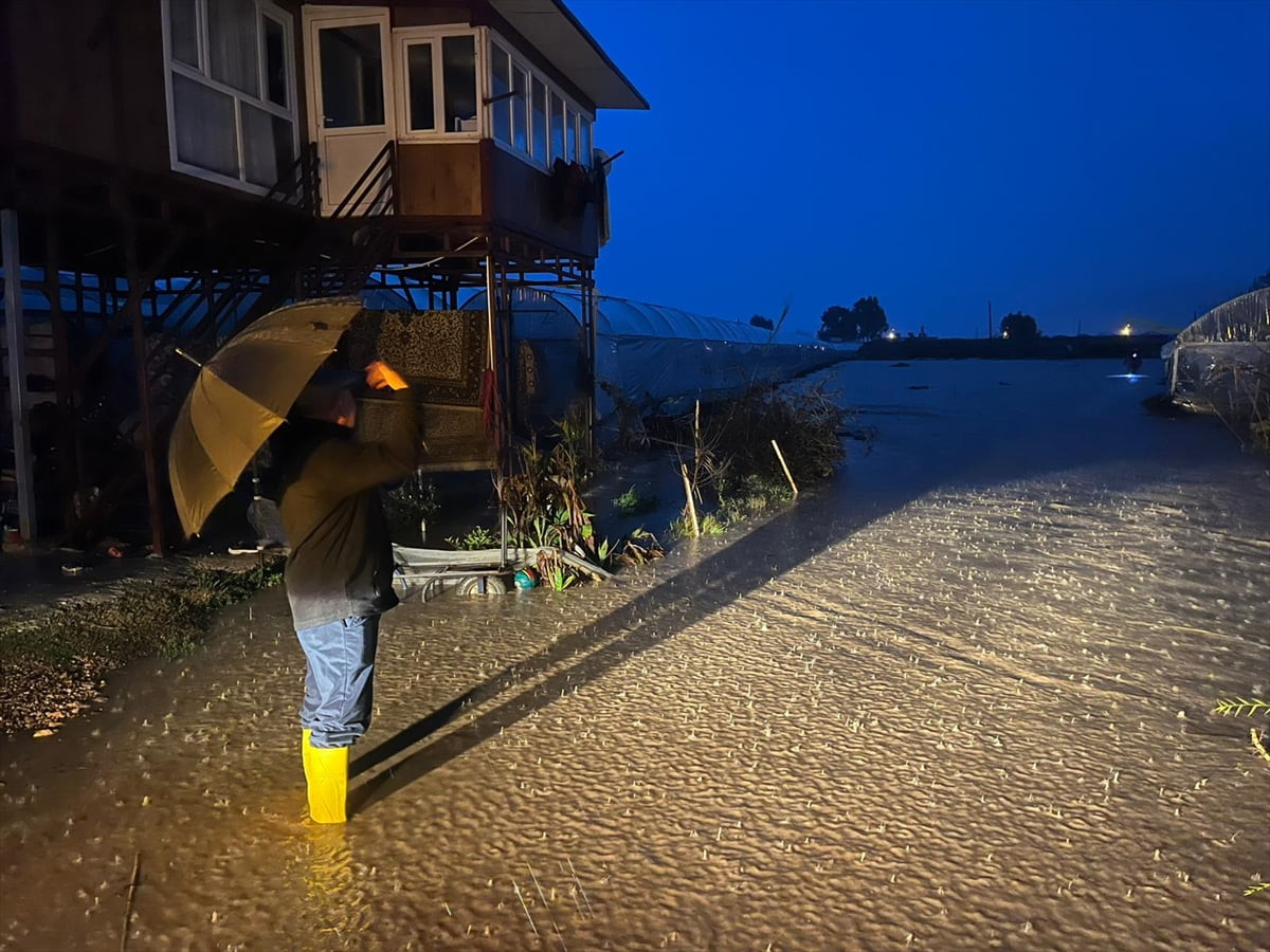 Antalya'nın Kumluca ilçesinde kuvvetli sağanak ve hortum, seralarda zarara neden oldu. Su...