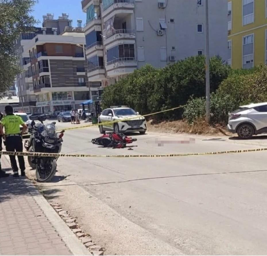 ANTALYA'NIN KUMLUCA İLÇESİNDE OTOMOBİL İLE MOTOSİKLETİN ÇARPMASI SONUCU MEYDANA GELEN TRAFİK...
