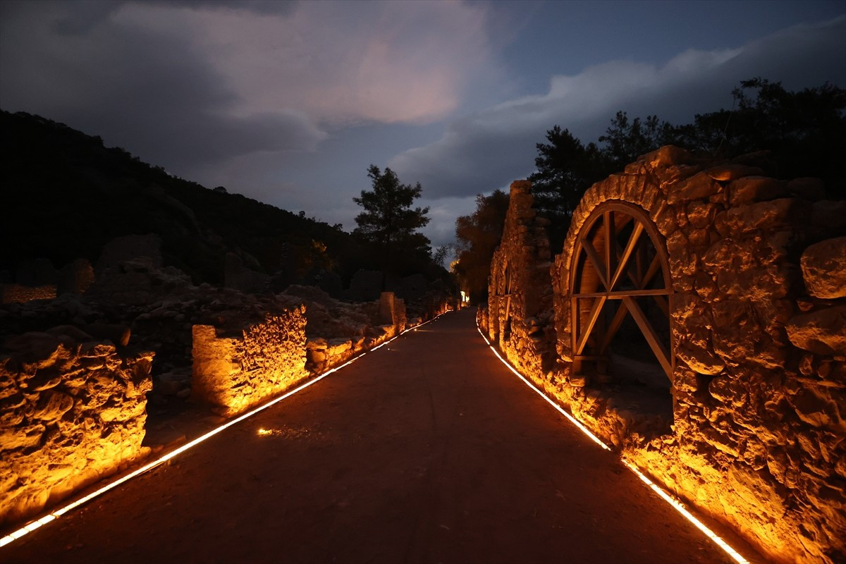 Antalya'nın Kumluca ilçesindeki Likya uygarlığının en önemli kentlerinden Olympos'taki ziyaretçi...