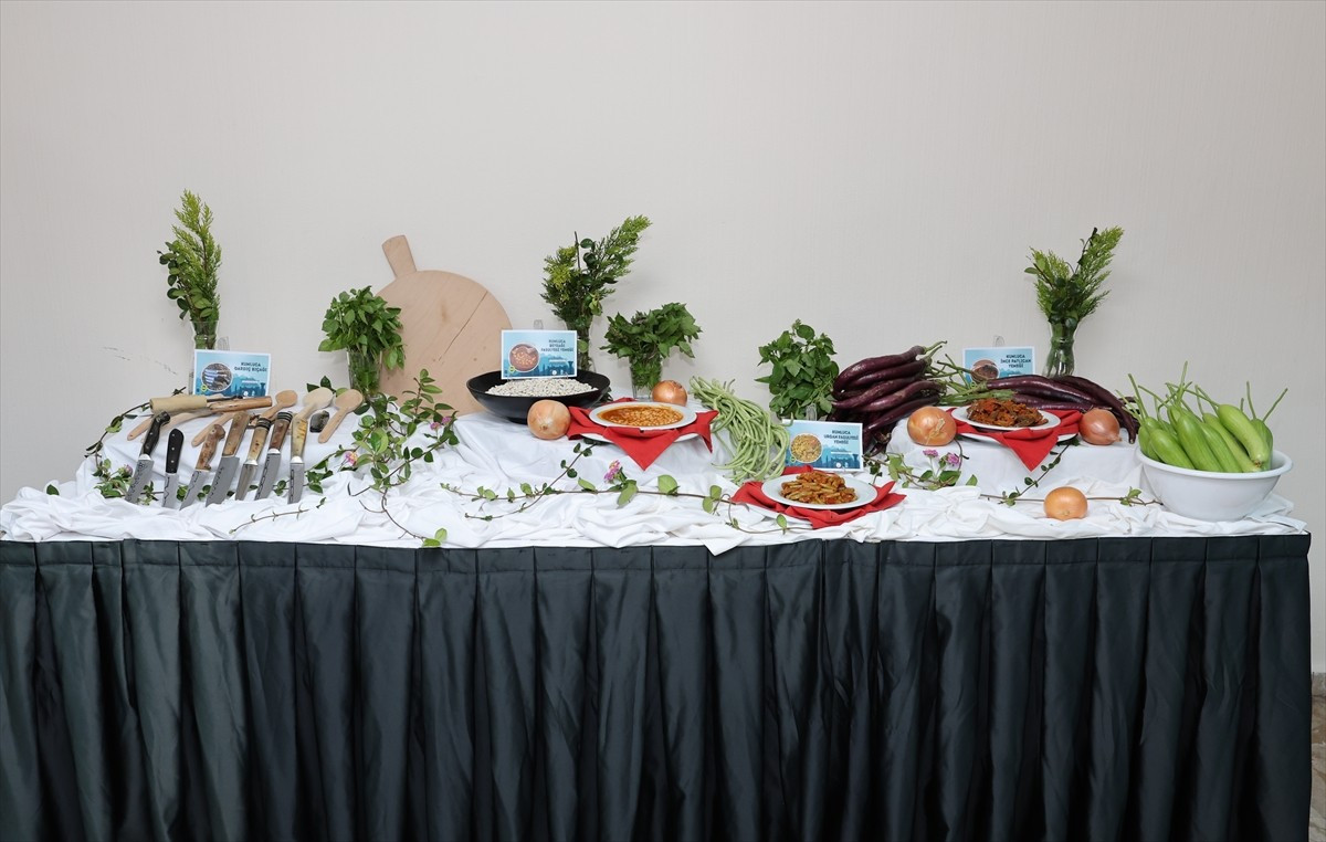 Antalya'nın Kumluca ilçesine özgü "ince patlıcan yemeği", "urgan fasulye yemeği", "Beydağı...