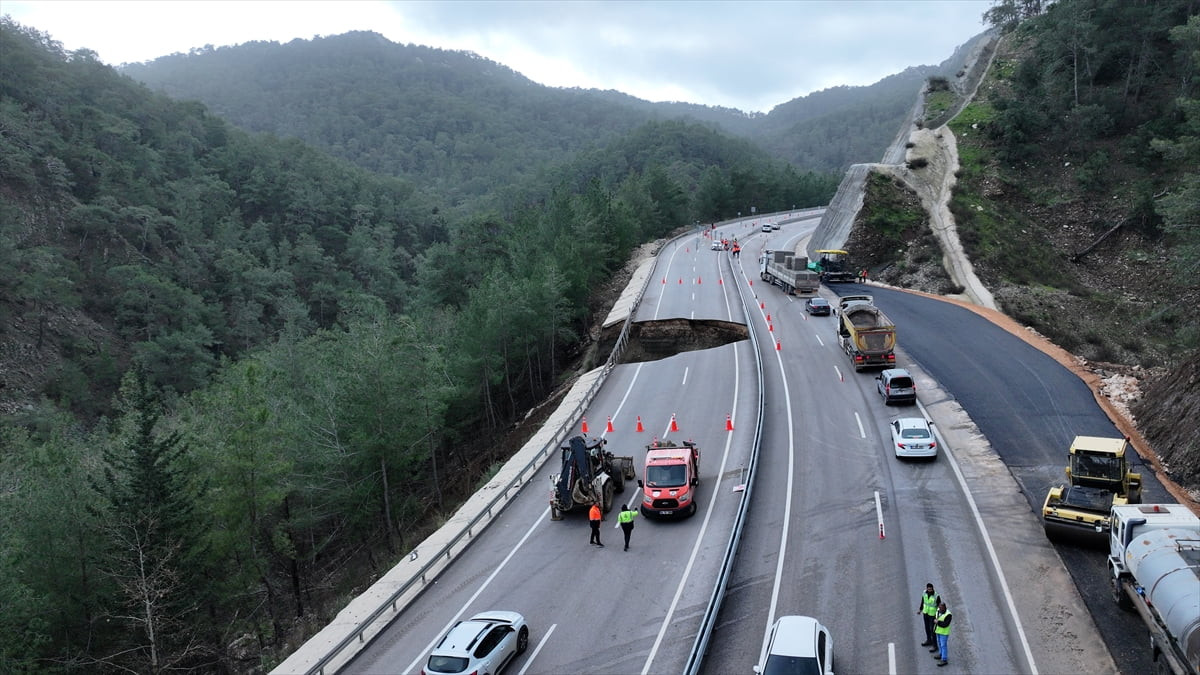Antalya'nın Kumluca-Kemer kara yolu meydana gelen göçük ve heyelan nedeniyle kısmen ulaşıma...