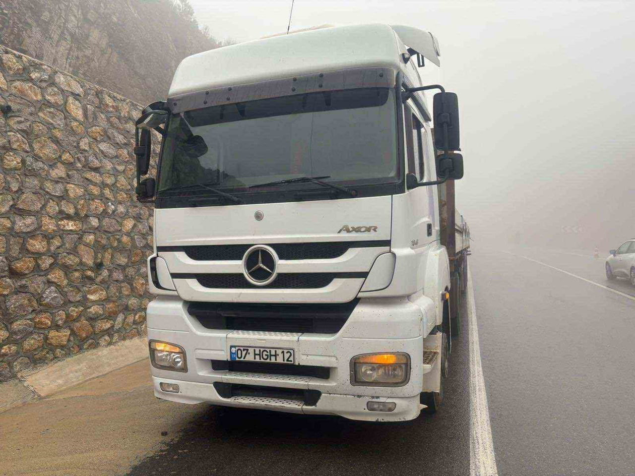 ANTALYA'NIN MANAVGAT İLÇESİ BEYDİĞİN MAHALLESİ'NDE SEYİR HALİNDEKİ OTOMOBİLİN TIR DORSESİNE...