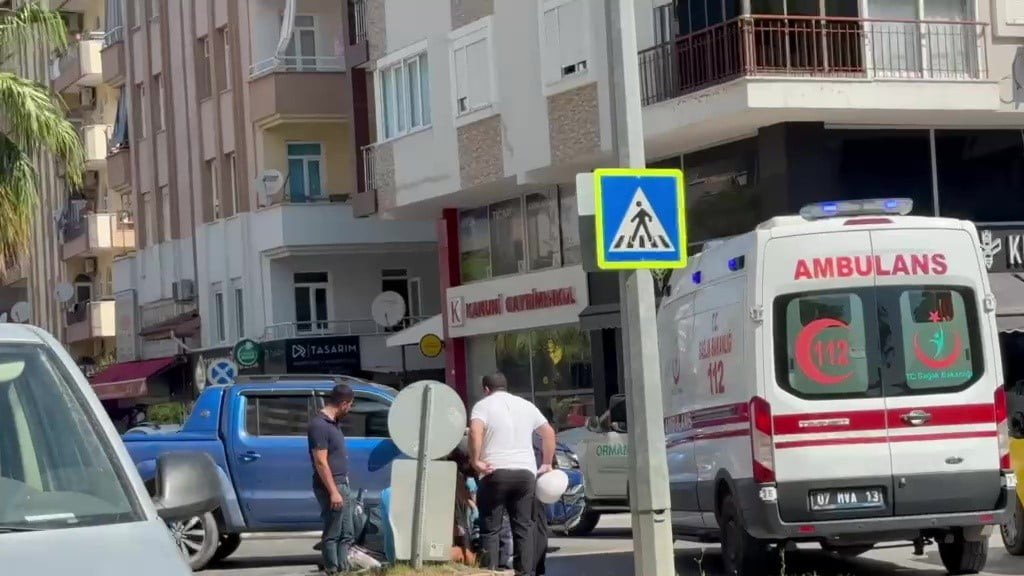 ANTALYA'NIN MANAVGAT İLÇESİ'NDE  KAMYONETİN MOTOSİKLET İLE ÇARPIŞMASI SONUCU MEYDANA GELEN KAZADA...