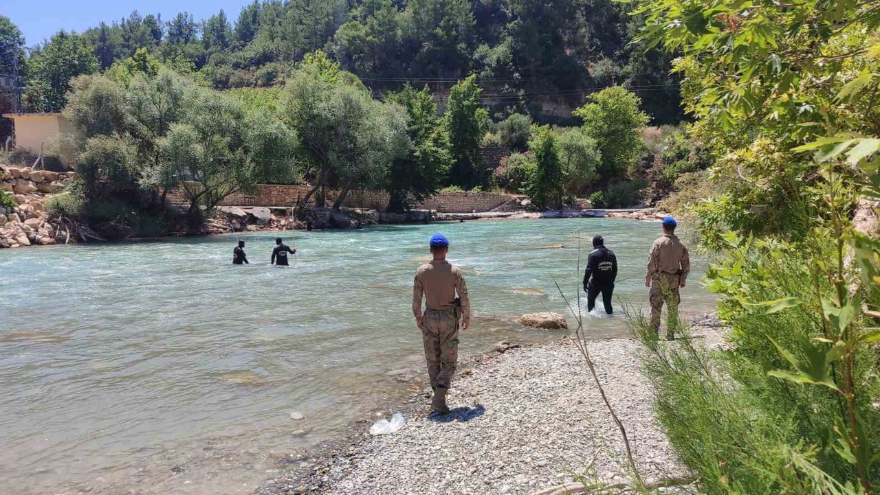 ANTALYA'NIN MANAVGAT İLÇESİNDE ALARA ÇAYI'NDA YÜZMEK İÇİN GİRDİKTEN SONRA KAYBOLAN 25 YAŞINDAKİ...