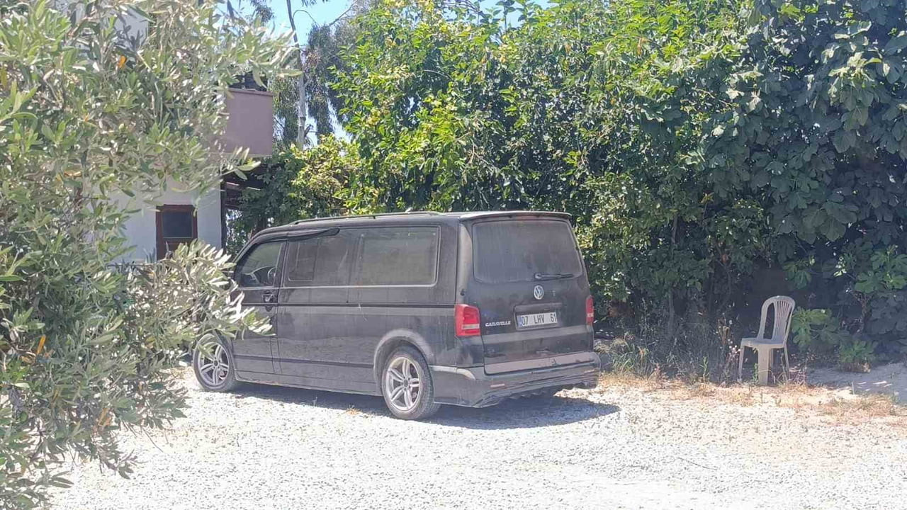 ANTALYA'NIN MANAVGAT İLÇESİNDE ARAÇ İÇERİSİNDE MAHSUR KALAN 15 YAŞINDAKİ GENÇ, AŞIRI SICAKTAN...