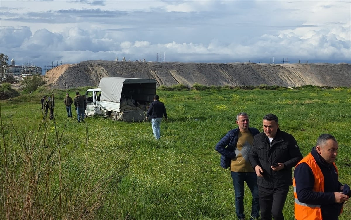 Antalya'nın Manavgat ilçesinde belediyeye ait kamyonet ve kamyonun çarpışması sonucu 7 kişi...