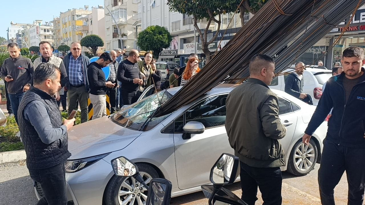 ANTALYA'NIN MANAVGAT İLÇESİNDE ÇEKİCİ ÜZERİNDEKİ İNŞAAT DEMİRLERİNİN OTOMOBİLİN ÖN CAMINDAN İÇERİ...