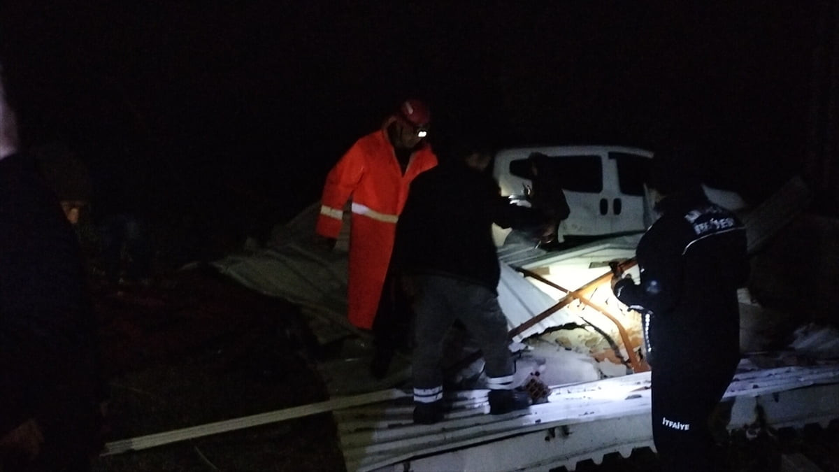 Antalya'nın Manavgat ilçesinde etkili olan hortum bazı ev, seralar ve araçlarda hasara yol...