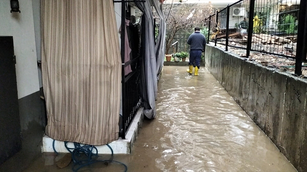 Antalya'nın Manavgat ilçesinde etkili olan sağanak nedeniyle su baskınları yaşandı. Şelale...