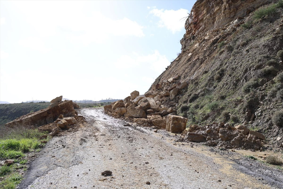 Antalya'nın Manavgat ilçesinde etkili olan yağışların ardından meydana gelen heyelanlar nedeniyle...