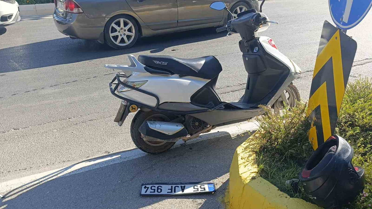 ANTALYA'NIN MANAVGAT İLÇESİNDE HAFİF TİCARİ ARAÇ İLE MOTORLU BİSİKLETİN KAVŞAKTA ÇARPIŞMASI SONUCU...