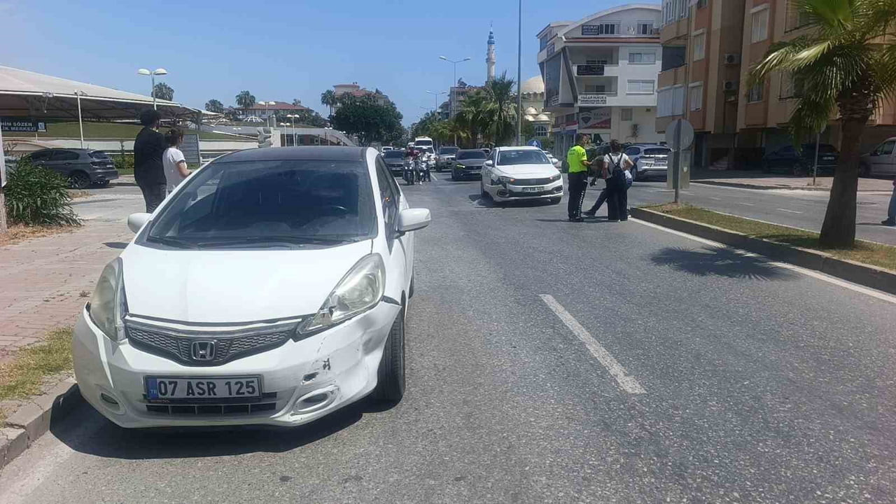 ANTALYA'NIN MANAVGAT İLÇESİNDE İKİ OTOMOBİLİN KAVŞAKTA ÇARPIŞMASI SONUCU MEYDANA GELEN TRAFİK...