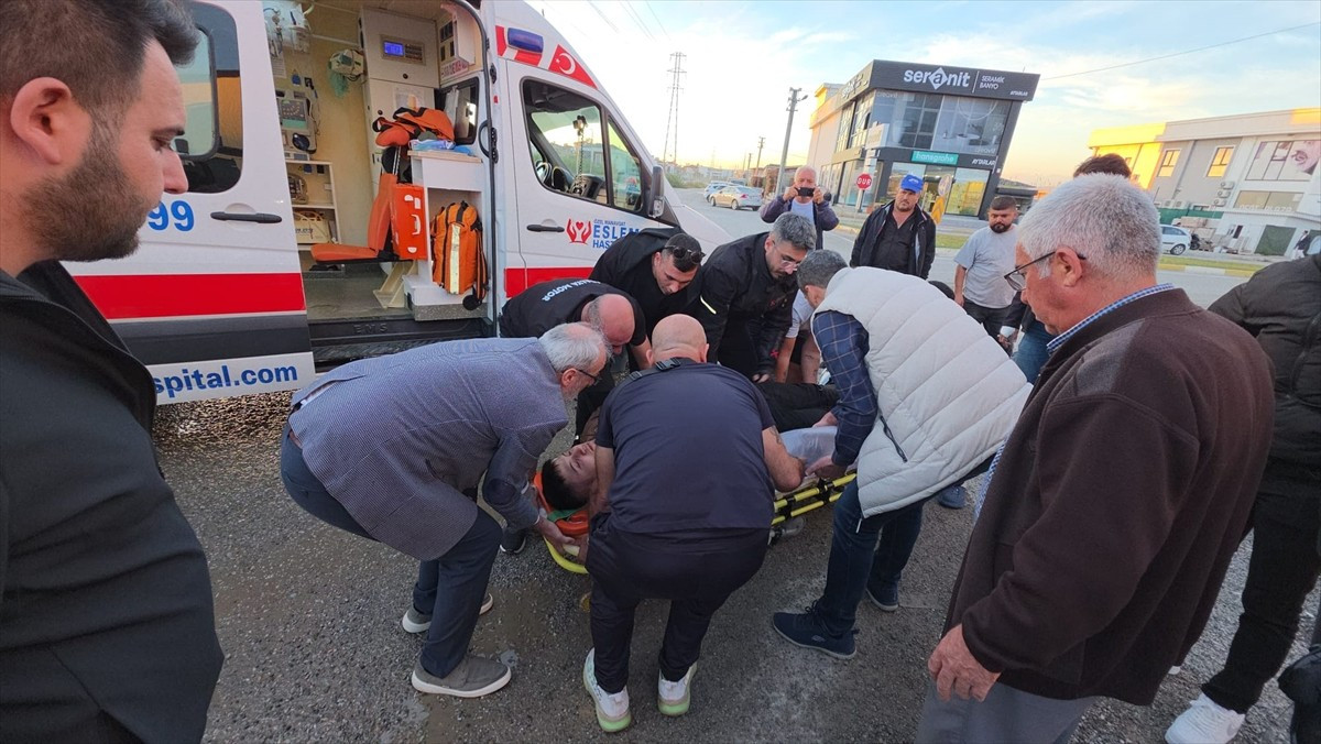 Antalya'nın Manavgat ilçesinde kamyonetle çarpışan motosikletin sürücüsü yaralandı. Yaralı...